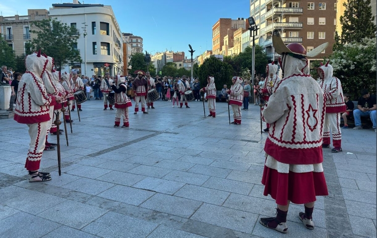 Ball de Diables de Sabadell a punt de començar l'acte de La Salut