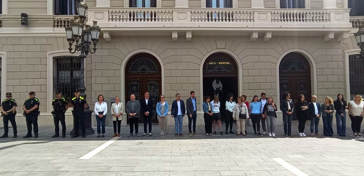 Representants institucionals durant el minut de silenci | Karen Madrid