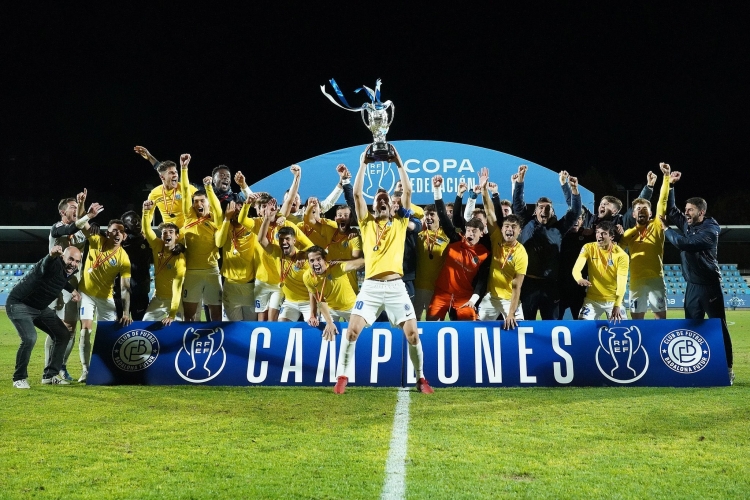 Édgar aixecant al Copa RFEF a Talavera amb Cortés a la seva dreta | CFB Futur