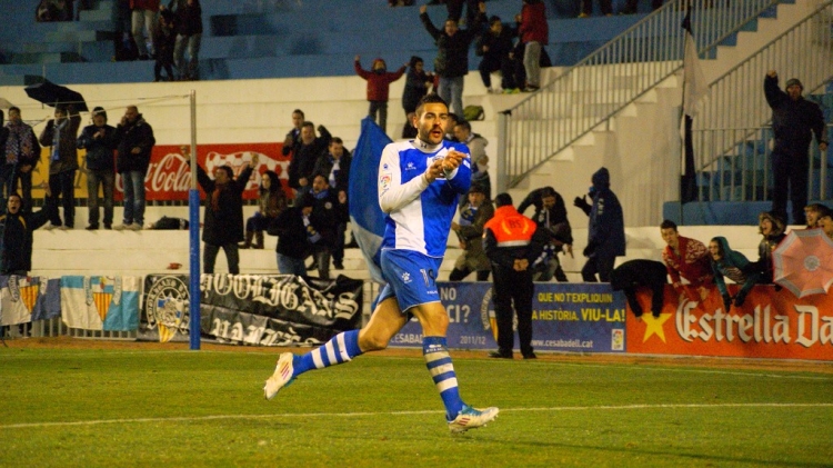 Florian celebrant un gol com a arlequinat a la Nova Creu Alta | CES