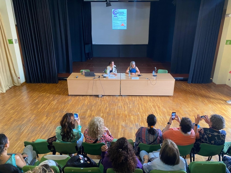 La conferència de l'Escola de Gènere al Casal Pere Quart