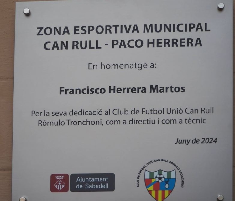 Placa amb el nom de Paco Herrera