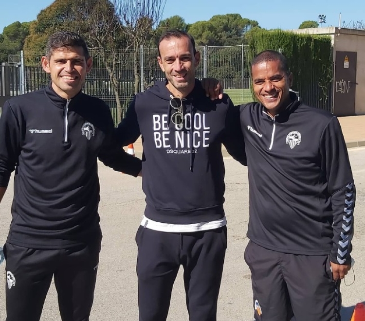 Català, visitant Antonio Hidalgo i Juvenal Edjogo el febrer del 2021 | @davidcata_6