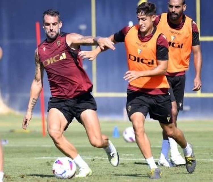 Salguero entrenant amb el primer equip del Cádiz amb Negredo i Fali | Cádiz CF