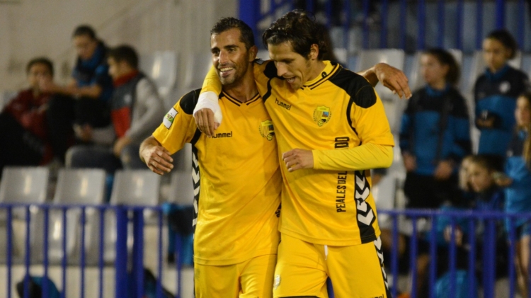 Rubén, assistent, celebra amb el Llagostera un gol a la Nova Creu Alta | Roger Benet