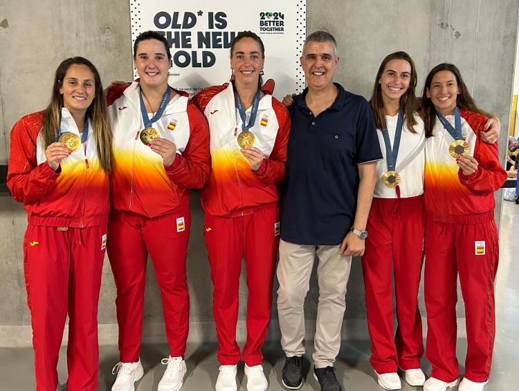 Forca, Leitón, Garcia, Ortiz i Ester amb el president del Club, Claudi Martí | Pau Vituri