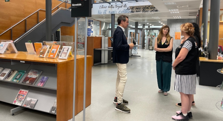 Lluís Matas visitant la Biblioteca Vapor Badia | Ajuntament de Sabadell