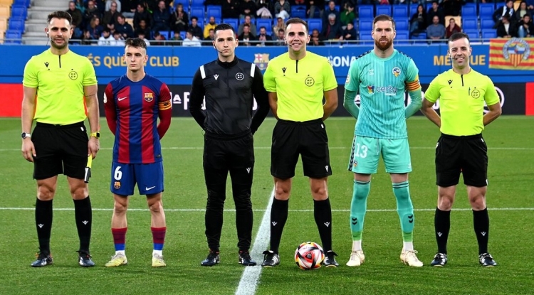 Arenas Mora fent de quart àrbitre del Barça Atlètic-Sabadell | Críspulo Díaz