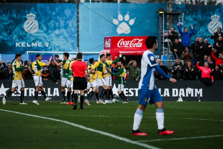 Iago Indias en primer pla amb la pinya arlequinada al fons | Sendy Dihör