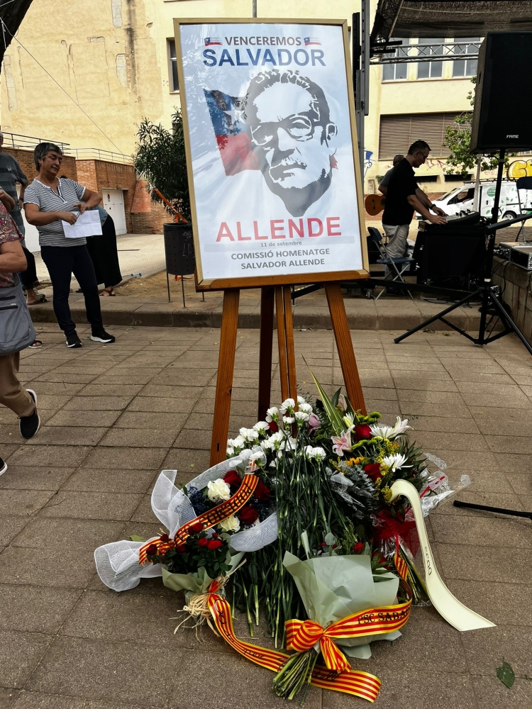 La fotografia d'Allende amb totes les ofrenes florals | Mireia Sans