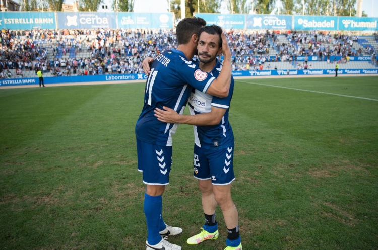 Óscar Rubio abraçant-se amb Néstor Querol en la derrota contra l'Algeciras