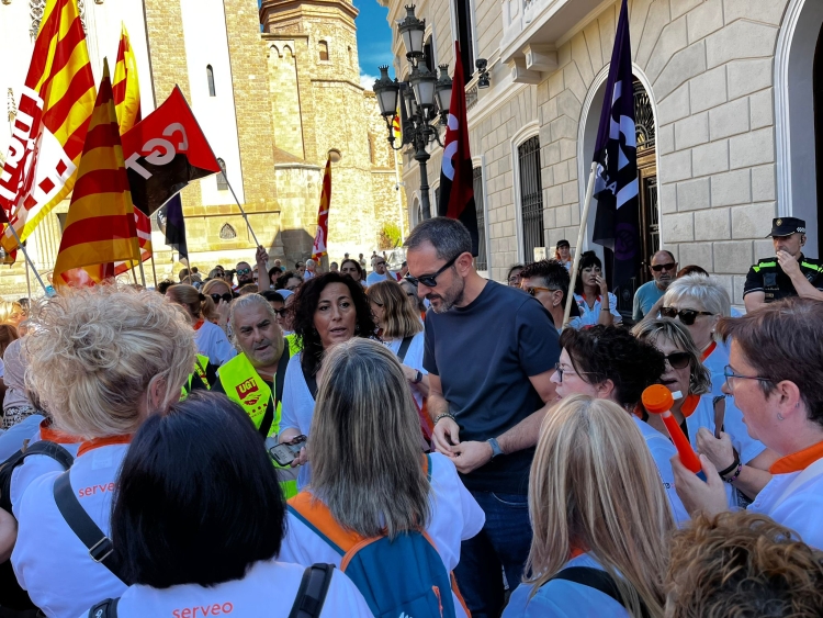 La tinenta d'alcaldessa Montse González conversant amb els treballadors | Mireia Sans