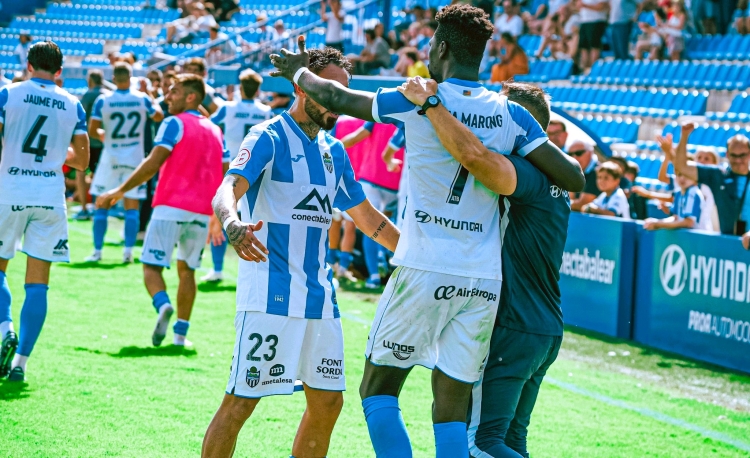 Nuha Marong celebrant el gol de l'última victòria balearica | ATB