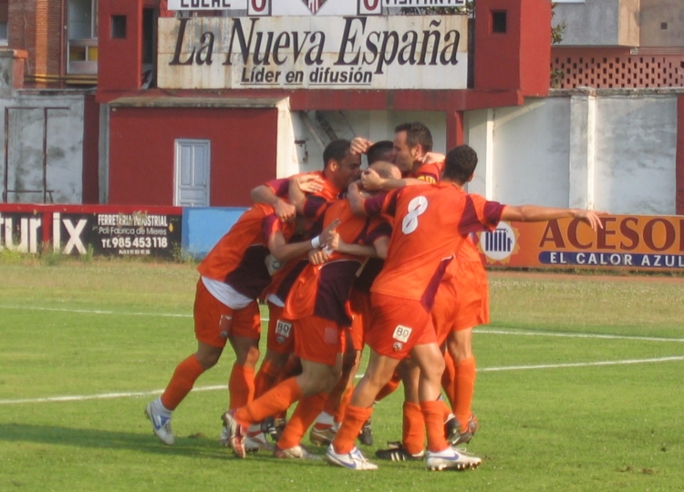 El Sabadell celebrant l'únic gol que hi va haver el dia de l'ascens a Mieres | Adrián Arroyo