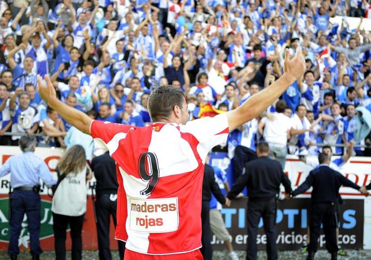 Joaquín celebra davant l'afició arlequinada l'ascens a Segona | MARCA