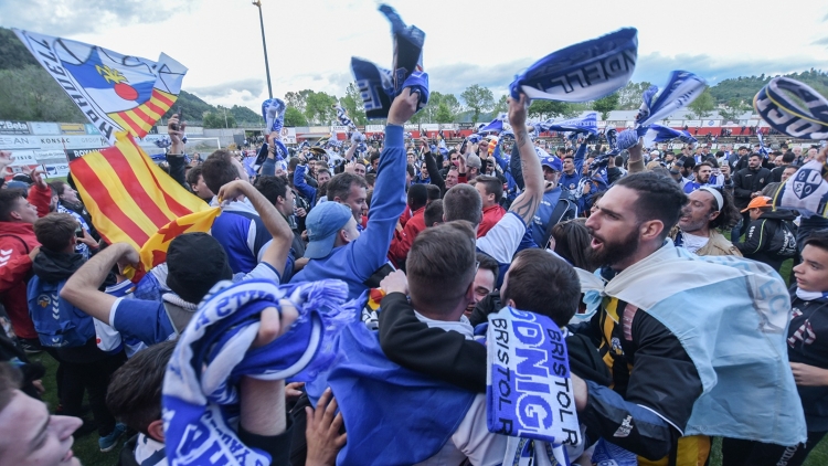 L'Olot-Sabadell va acabar amb l'afició arlequinada celebrant la salvació a la gespa | Roger Benet