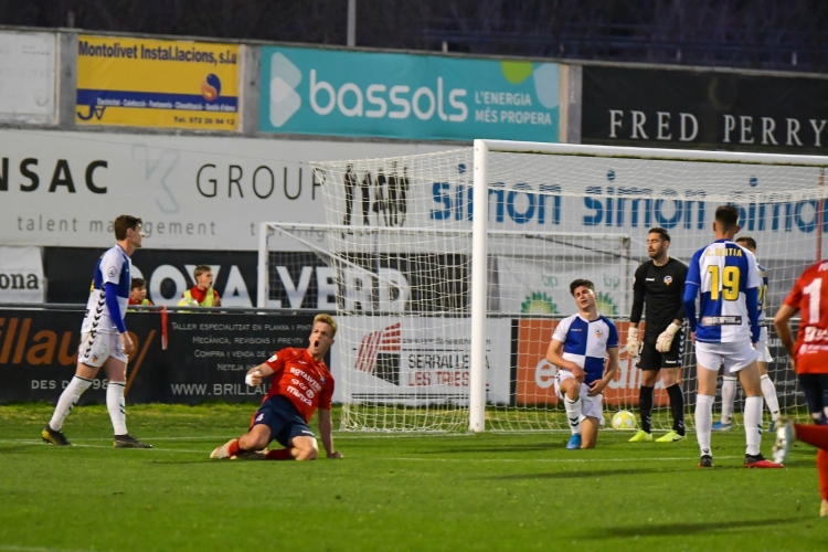 Aitor Pascual es lamenta després de concedir el gol de Polo a Olot | Nuri Marguí