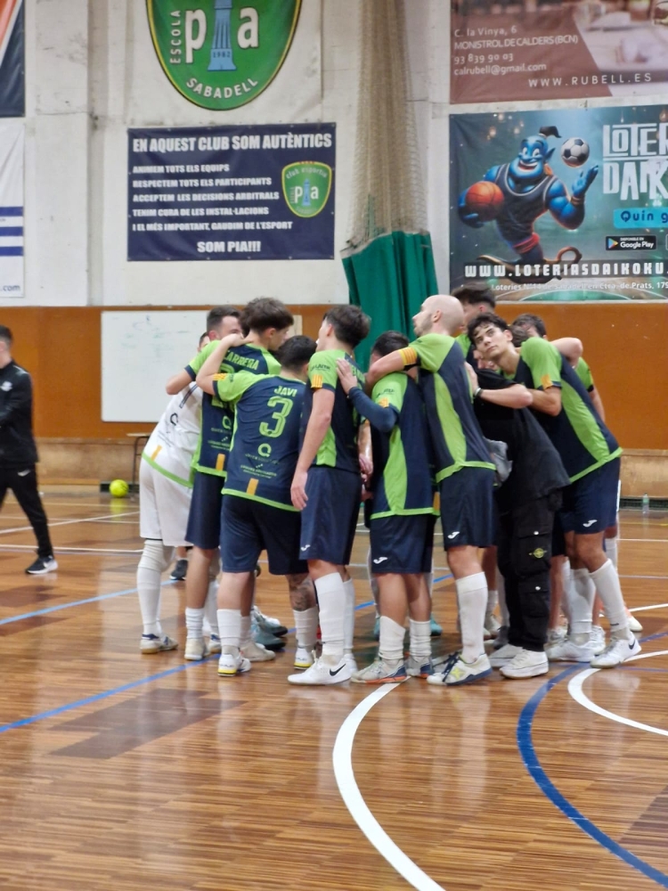 Pinya dels jugadors escolapis al final del partit / Manu Palacios