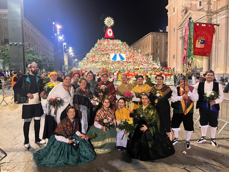 Els membres del Centro amb la Verge del Pilar 