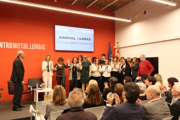 Reconeixement de tot l'equip a Gabriel Torras