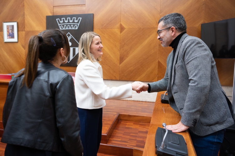 Mònica Martínez saludant a Gabriel Fernández, únic regidor de l'oposició que ha anat a la rebuda | Roger Benet