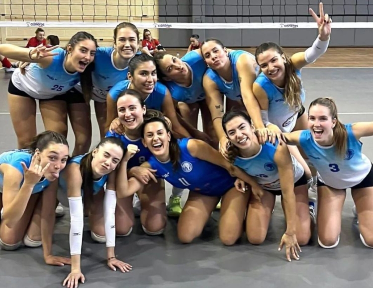 El sènior femení del CN Sabadell després de la victòria al primer partit del cap de setmana