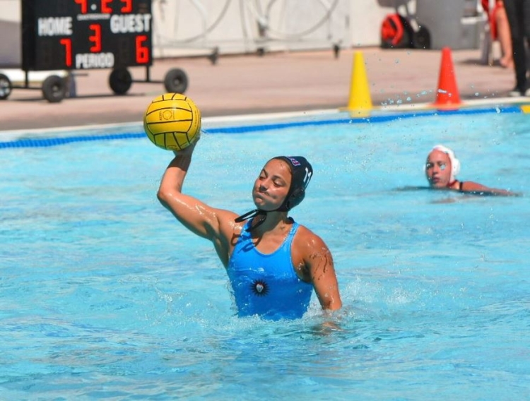 Ruth Ariño en un partit de waterpolo