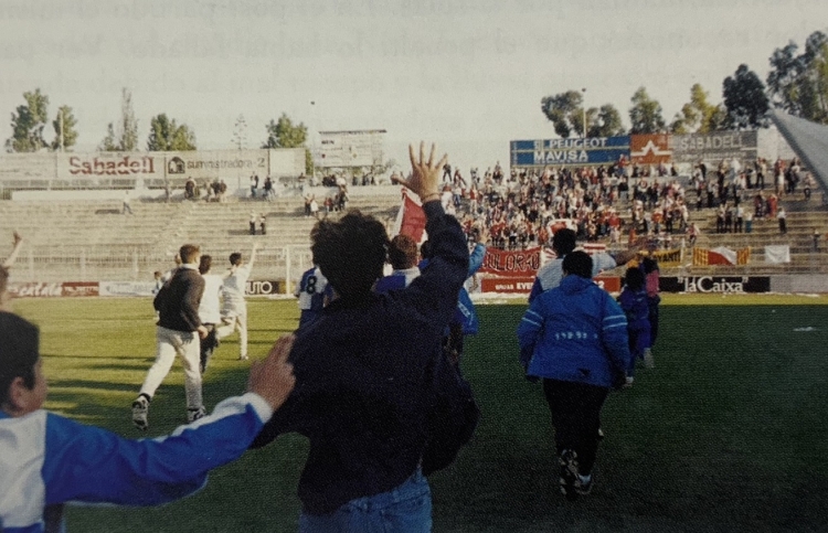 Un seguidor del Sabadell fa la maneta a l'afició del Terrassa 