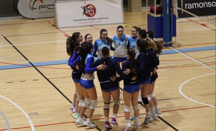 L'equip femení celebrant la victòria contra L'Hospitalet | Alfred Montori