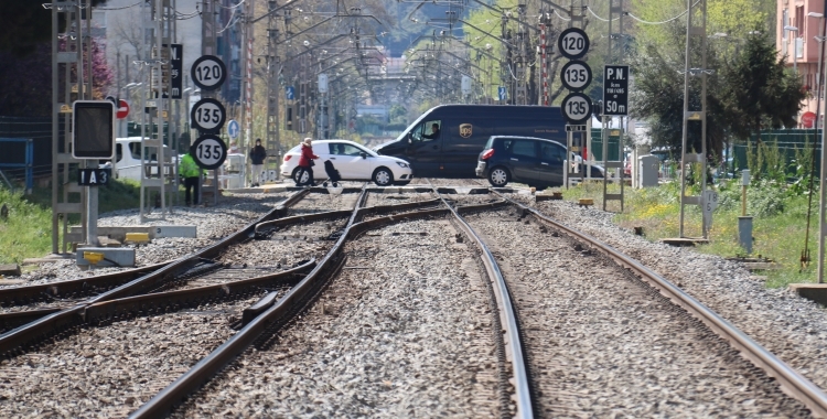 Diversos vehicles creuen les vies del tren a Montcada