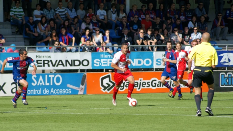 Fernández conduint la pilota en una acció del partit a Ipurua | Pedro Salado