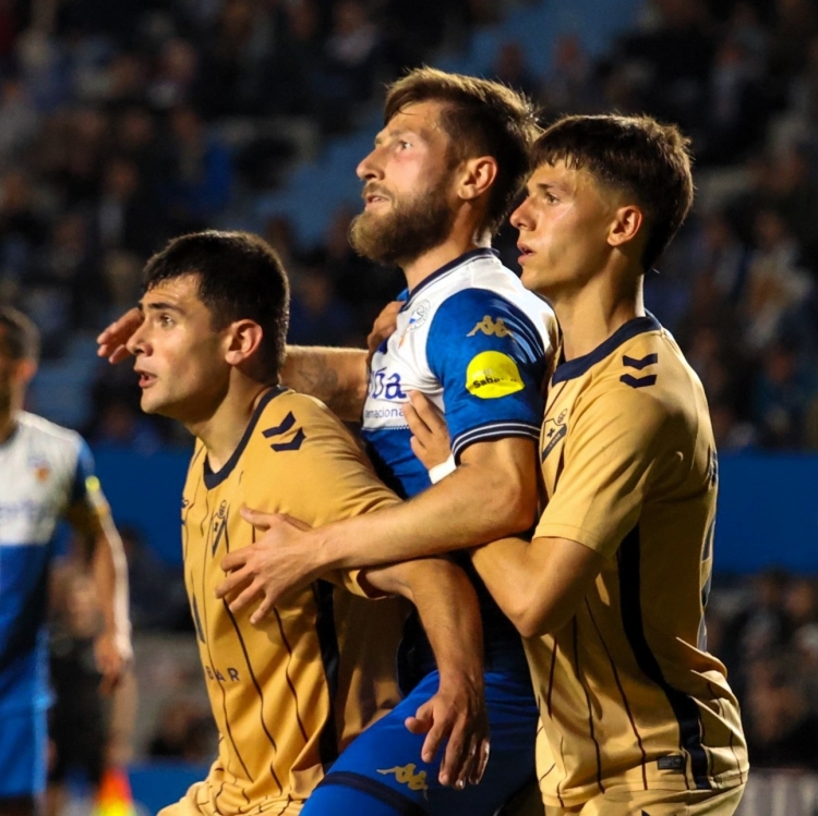 Delgado defensant Kaiser en una acció del partit d'anada | CES