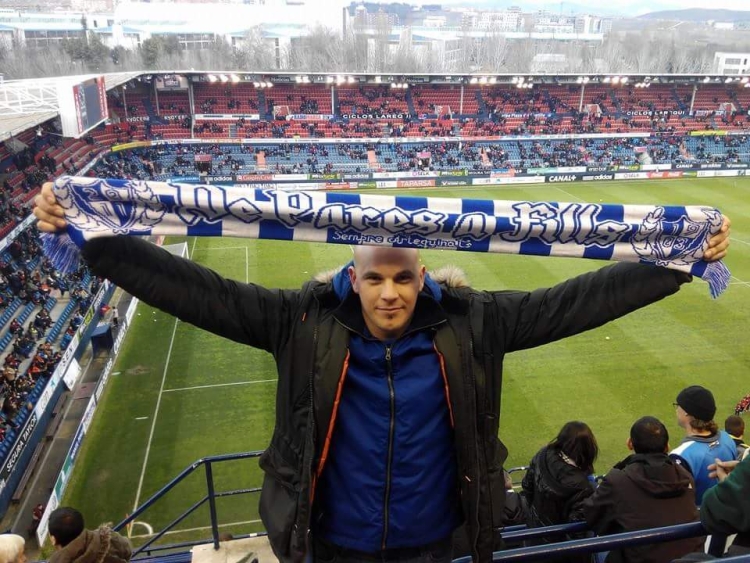 Moy Infante al Sadar de Pamplona amb la bufanda "de pares a fills" | Cedida