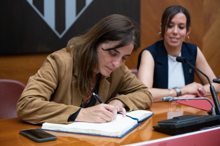 La consellera Montserrat signant el llibre d'honor | Roger Benet