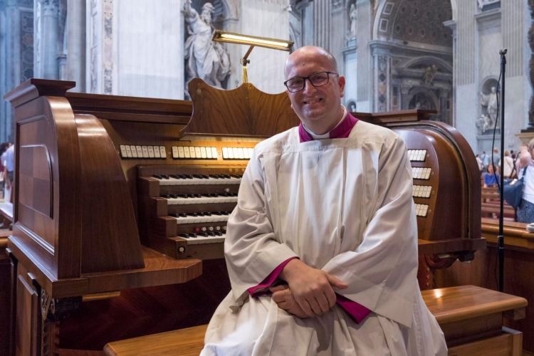 Josep Solé Coll davant de l'orgue | ACN