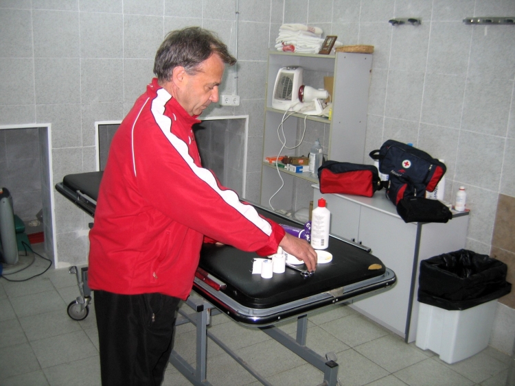 'Honved' Orriols al vestidor de la Nova Creu Alta durant la seva etapa com a fisio arlequinat | Arxiu RàdioSabadell