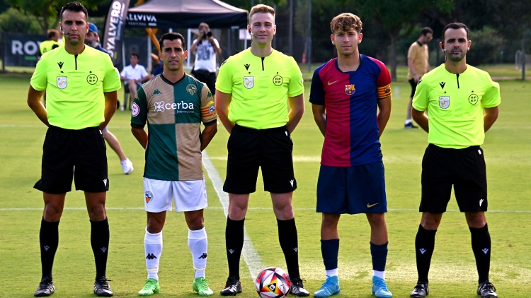 Tripleta arbitral i capitans de l'amistós de pretemporada jugat fa un any a La Garrotxa | Críspulo Díaz