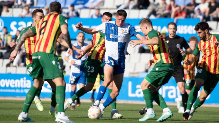 L'asturià seguint de prop a un Sergi Altimira envoltat de jugadors del Castellón | Roger Benet