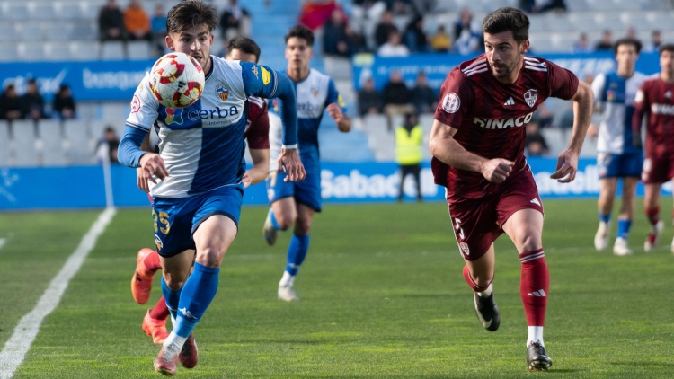 Ustrell lluita una pilota en el Sabadell-Lleida | Roger Benet
