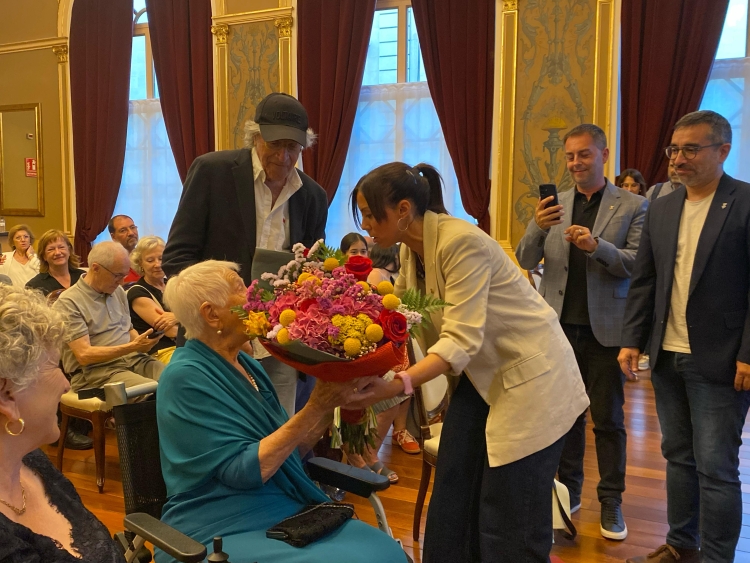 L'alcaldessa entrega un ram a Teresa Cunillé