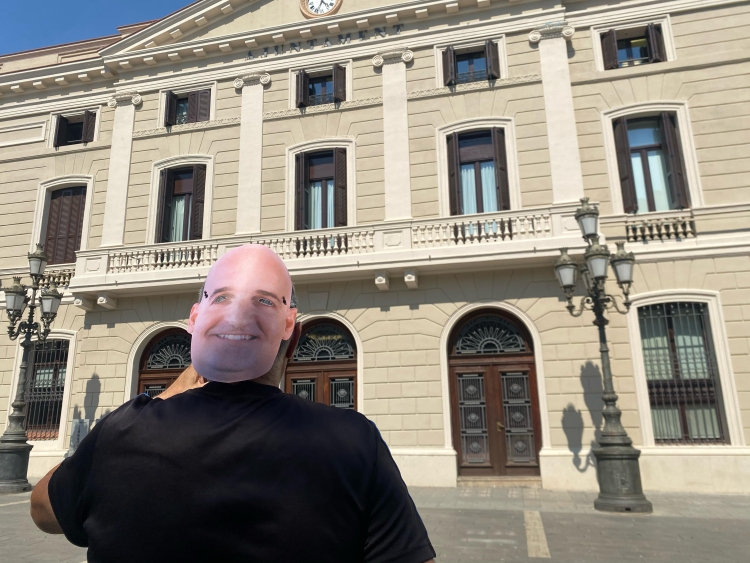 Manifestant amb una "màscara" d'Adrián Hernández