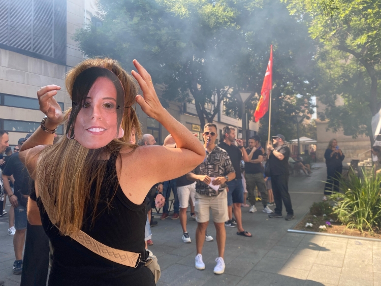 Manifestant amb una "màscara" de Marta Farrés