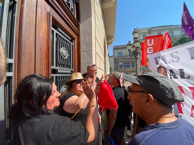 Moment de tensió a les portes de l'Ajuntament