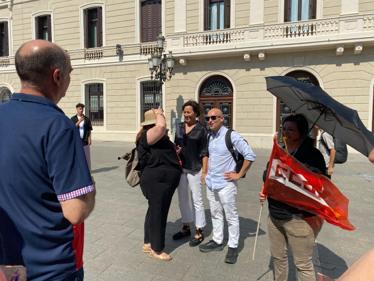 Montse González i Adrián Hernández en el moment que han anat a parlar amb els manifestants