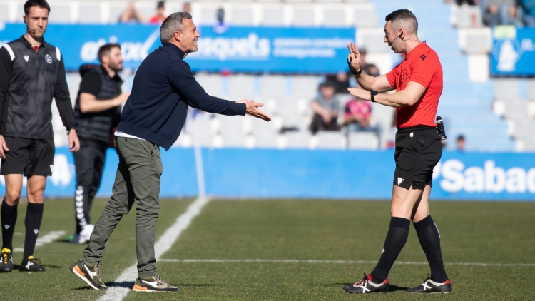 L'aragonès conversant amb Óscar Cano durant el Sabadell-Rayo Majadahonda | Roger Benet