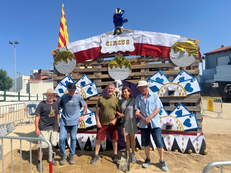 Els membres de l'Associació de Veïns amb la foguera d'aquest any