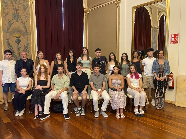 Foto de família dels millors alumnes de la Selectivitat, juntament amb Farrés i Robles
