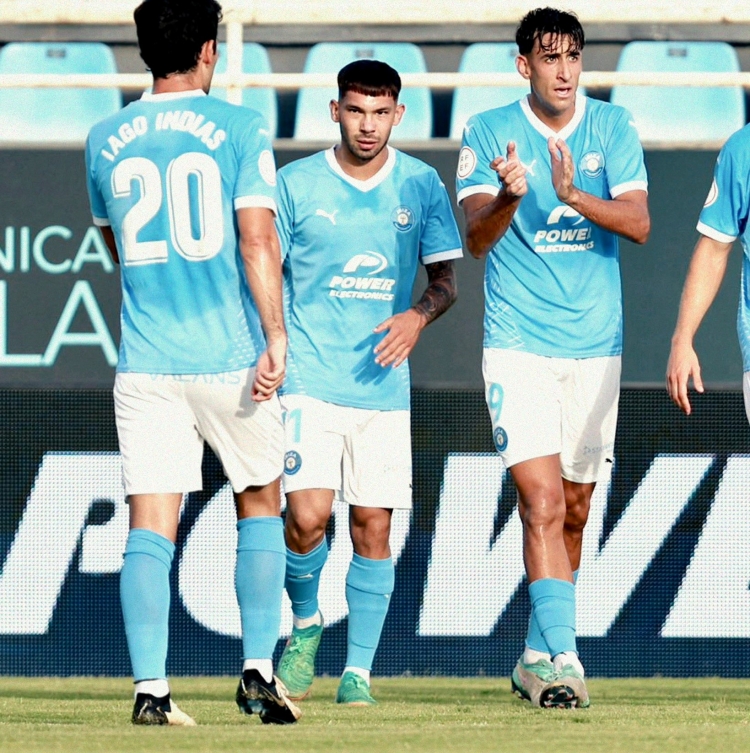 Astals celebrant un dels seus dos gols amb l'exarlequinat Iago Indias | UD Ibiza