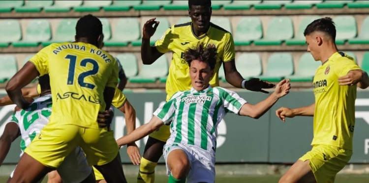 Ayouba Koné defensant l'exarlequinat Sander Ballero en un Betis Deportivo-Villarreal 'B' | Juan Flores (ABC)