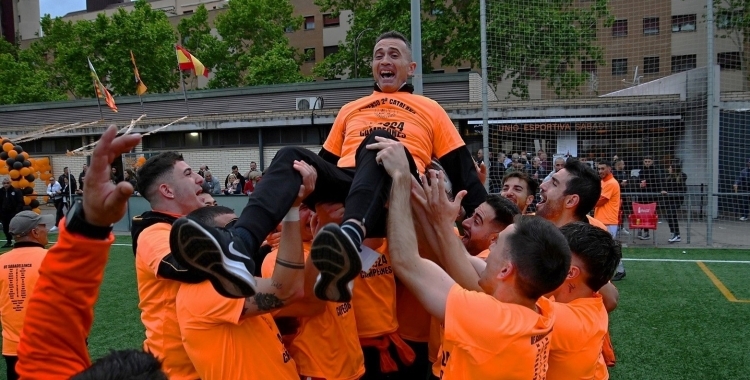 El nou director esportiu ara fa un any celebrant l'ascens a Segona | Sabadellenca